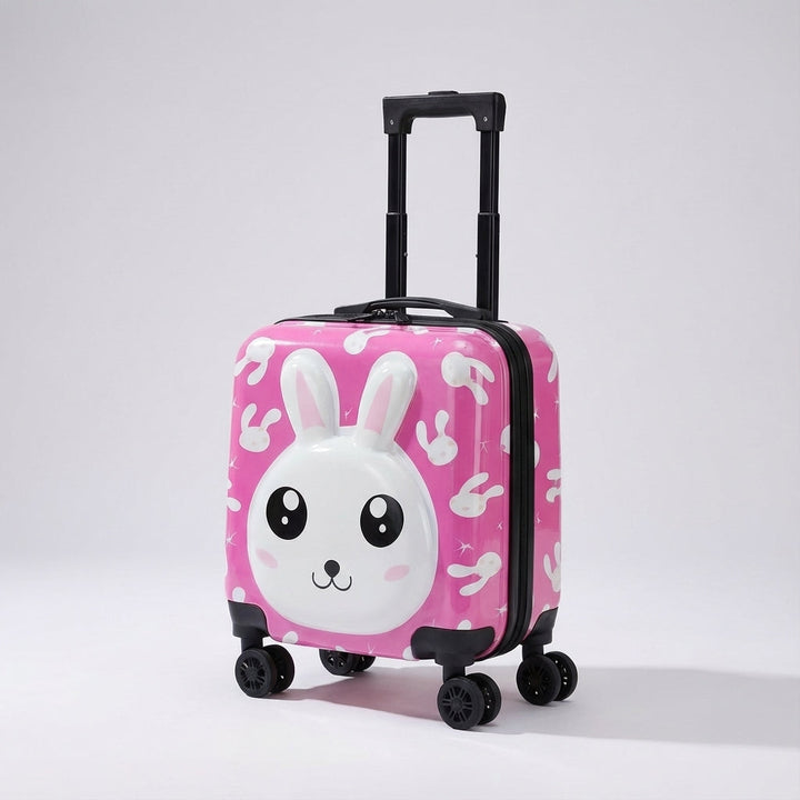 Lachend kind trekt de compacte TotsCase kinderkoffer met geruisloze wielen; ideale handbagage voor reizen.