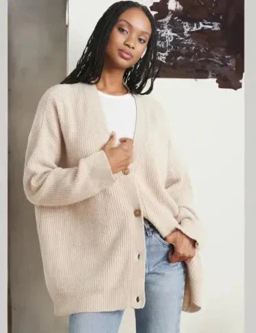Vrouwelijke cashmere V-hals cardigan in beige, luxe en zacht, met knoopsluiting, ideaal voor stijlvolle en comfortabele looks