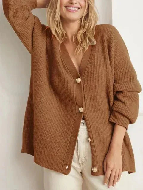 Vrouwelijke cashmere V-hals cardigan in beige, luxe en zacht, met knoopsluiting, ideaal voor stijlvolle en comfortabele looks