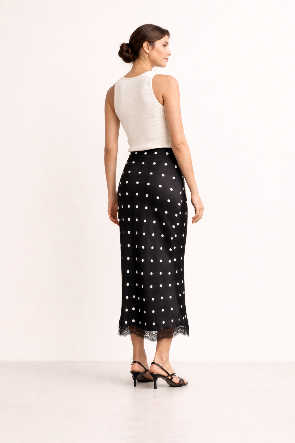 Modieuze polkadot midi-rok voor dames met straight fit en verfijnde kanten rand. Veelzijdig voor elke gelegenheid.