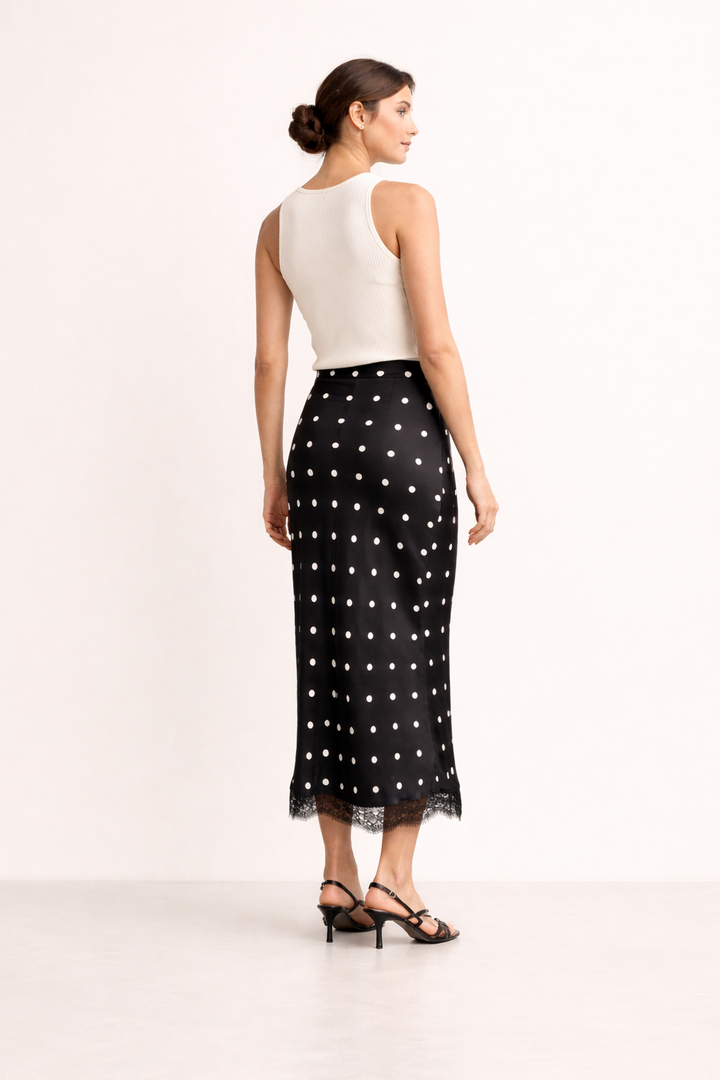 Modieuze polkadot midi-rok voor dames met straight fit en verfijnde kanten rand. Veelzijdig voor elke gelegenheid.