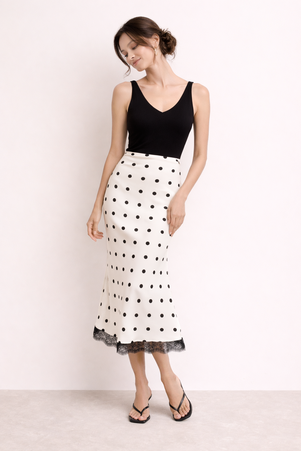 Elegante dames zomerrok met trendy stippenprint en delicate kanten afwerking. Perfect voor een stijlvolle look.