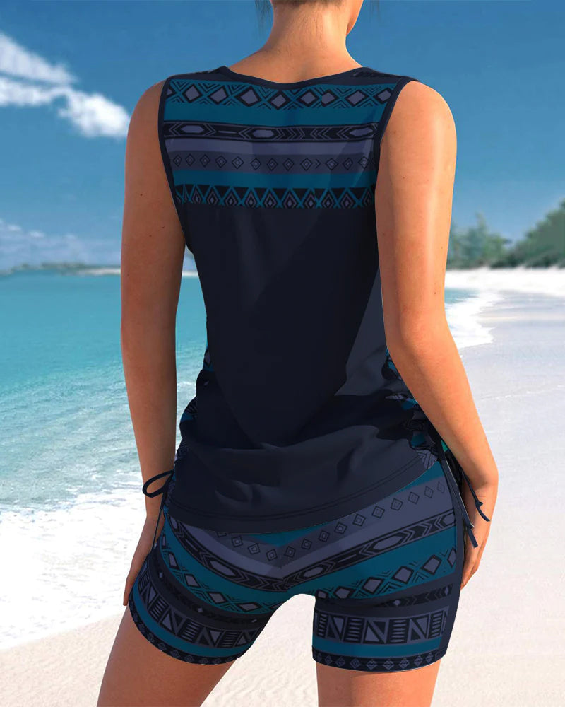 Een vrouw geniet van de zon in een comfortabele paarse tankini. Ideale zwemkleding voor de zomer.
