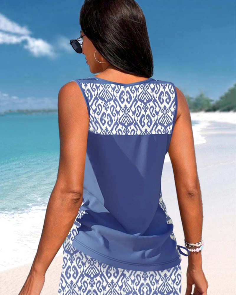 Model draagt een tankini met V-hals en een effen kleur, straalt elegantie uit. Stijlvol damesbadpak.