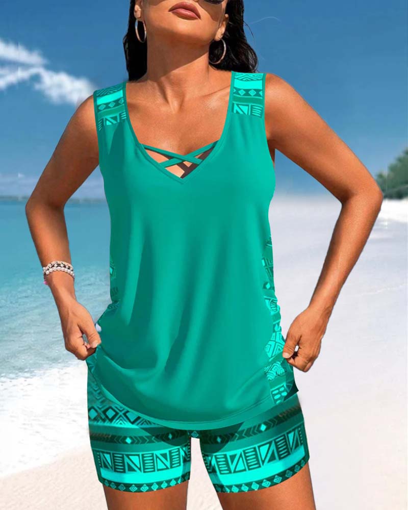 Een close-up van de verstelbare bandjes van een tankini, toont functionaliteit en kwaliteit. Comfortabel damesbadpak.