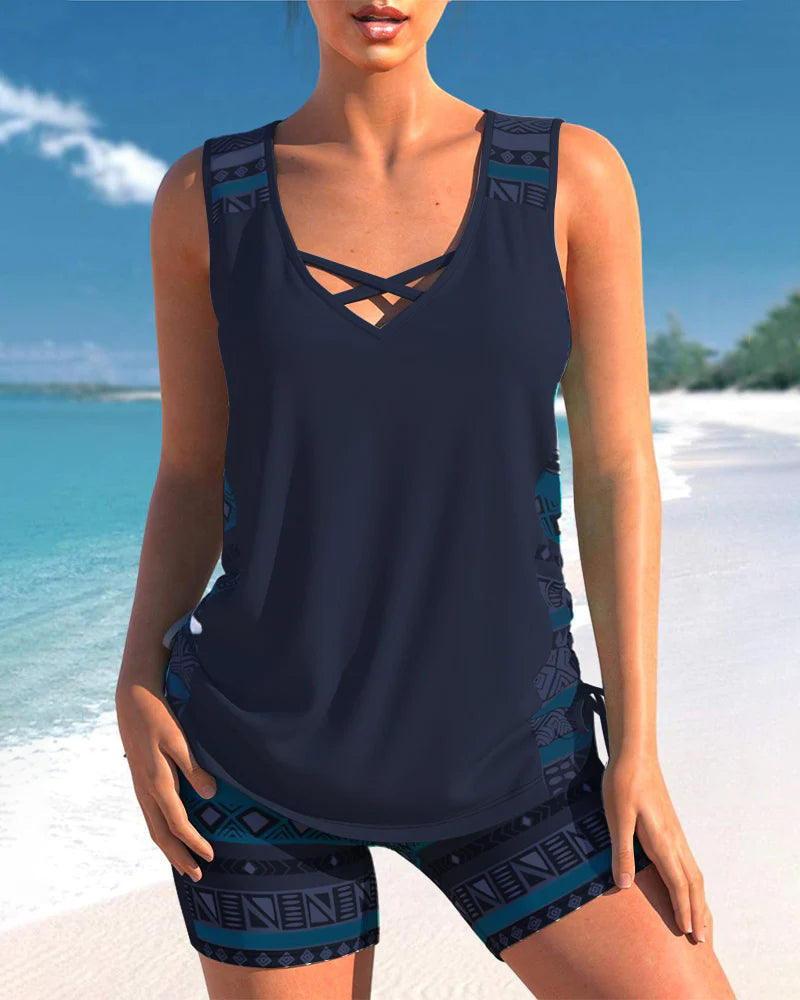 Zomerse tankini met bloemenprint, dames dragen het op een tropisch strand. Stijlvolle en veelzijdige zwemkleding.