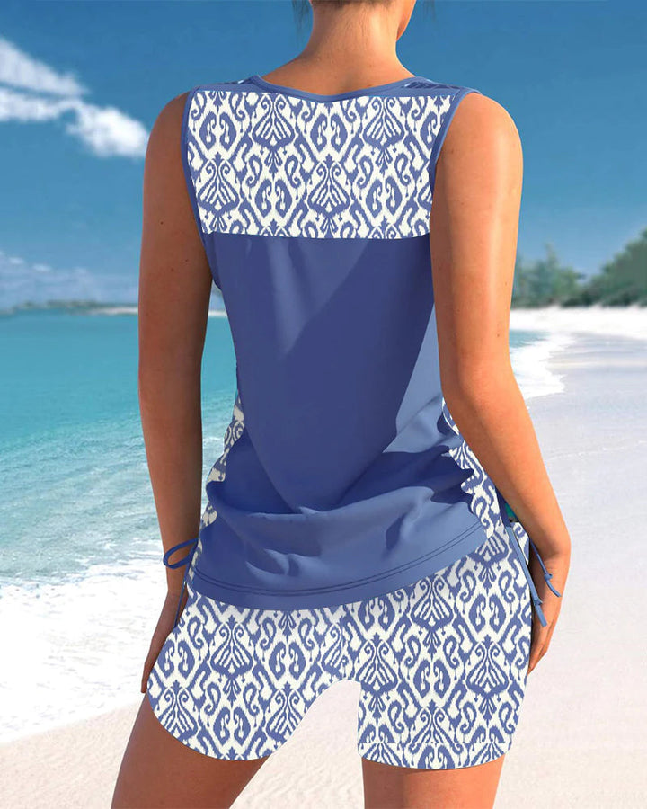 Tankini met ruffles en een effen kleur, gedragen door een model op vakantie. Stijlvol damesbadpak.