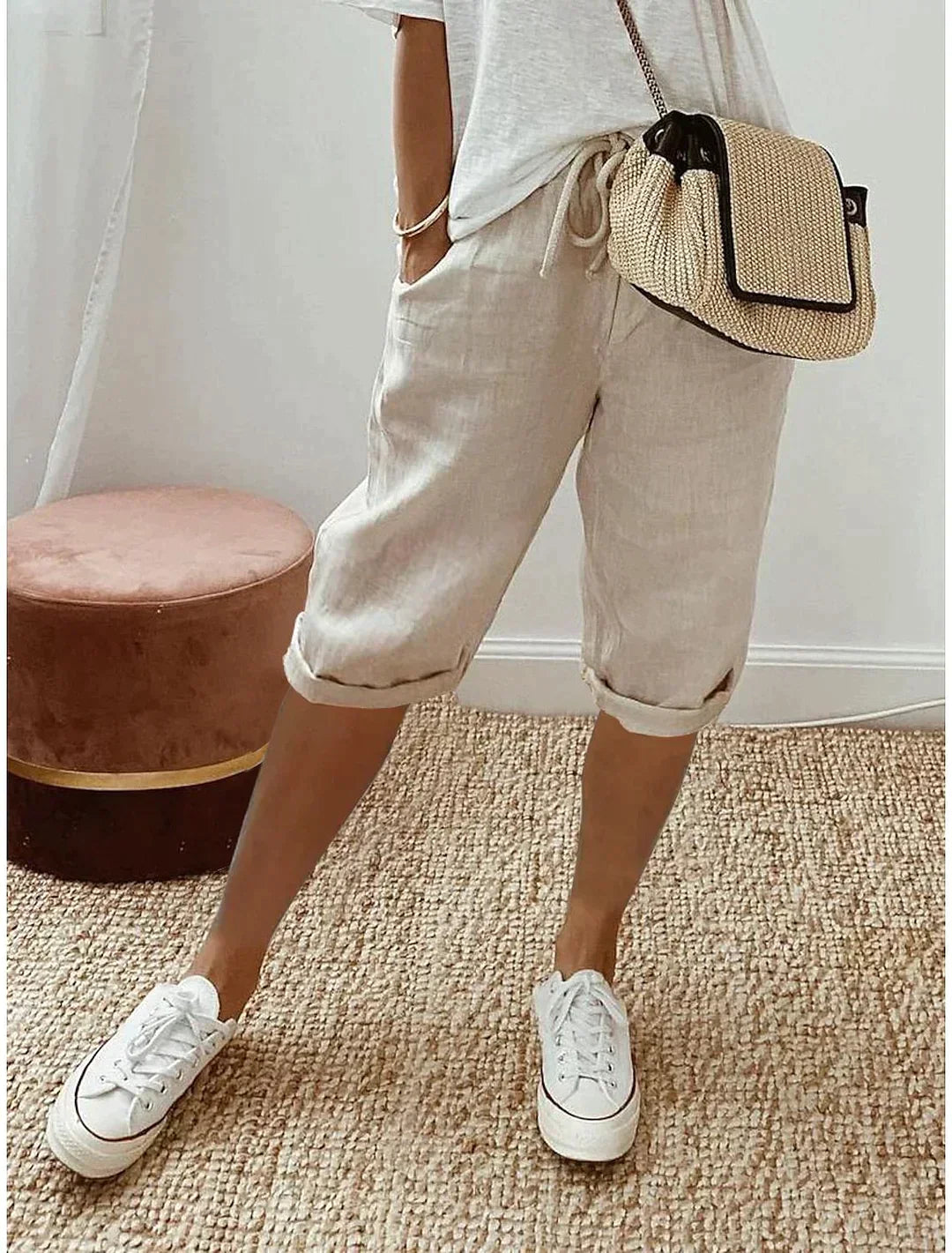 Vrouwen dragen een casual, ademende linnen zomerbroek met wijde pijpen, perfect voor warm weer.