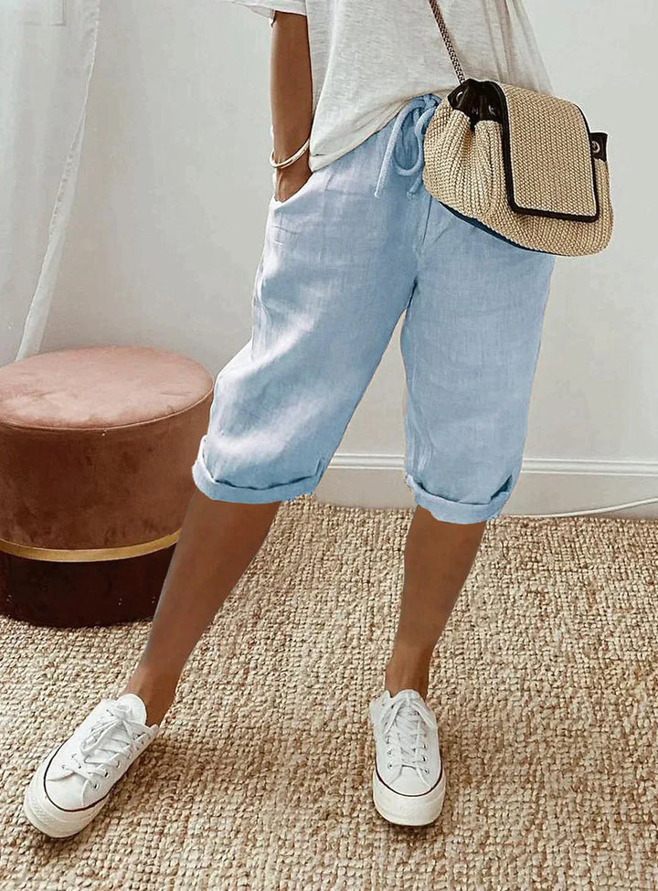 Zomerse outfit met een losse, ademende linnen damesbroek, perfect voor ontspannen dagen.