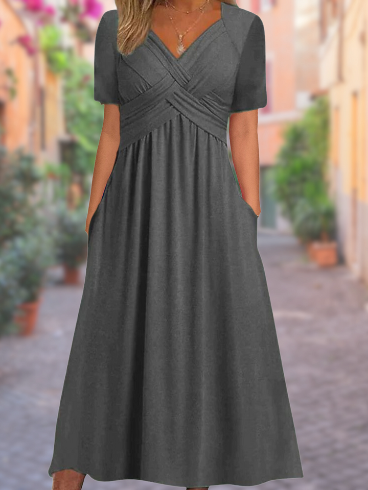 Zomerjurk voor dames met v-hals in een levendige kleur, perfect voor strandmode.