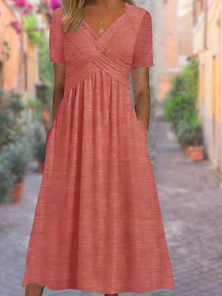 Model toont de flowy pasvorm van de luchtige v-hals zomerjurk voor vrouwen.