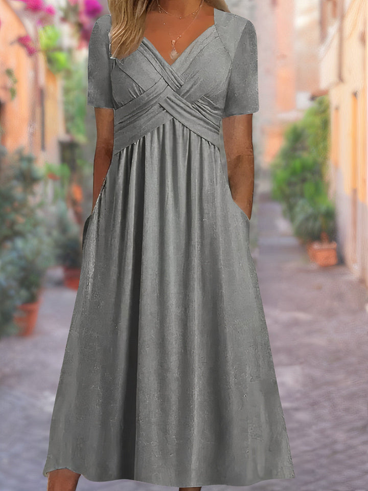 Veelzijdige zomerkleding: dames v-hals jurk gecombineerd met sandalen voor een casual look.
