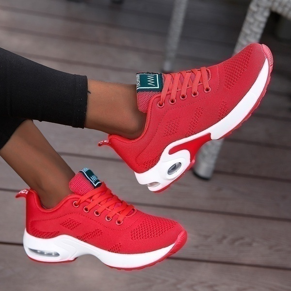 Moderne orthopedische damesschoenen met ademend design en stevige zool, voor comfort en ondersteuning.