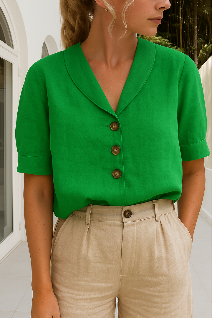 Comfortabel dames t-shirt met korte mouwen, elegante envelophals en subtiele knopen. Ideaal voor casual mode.