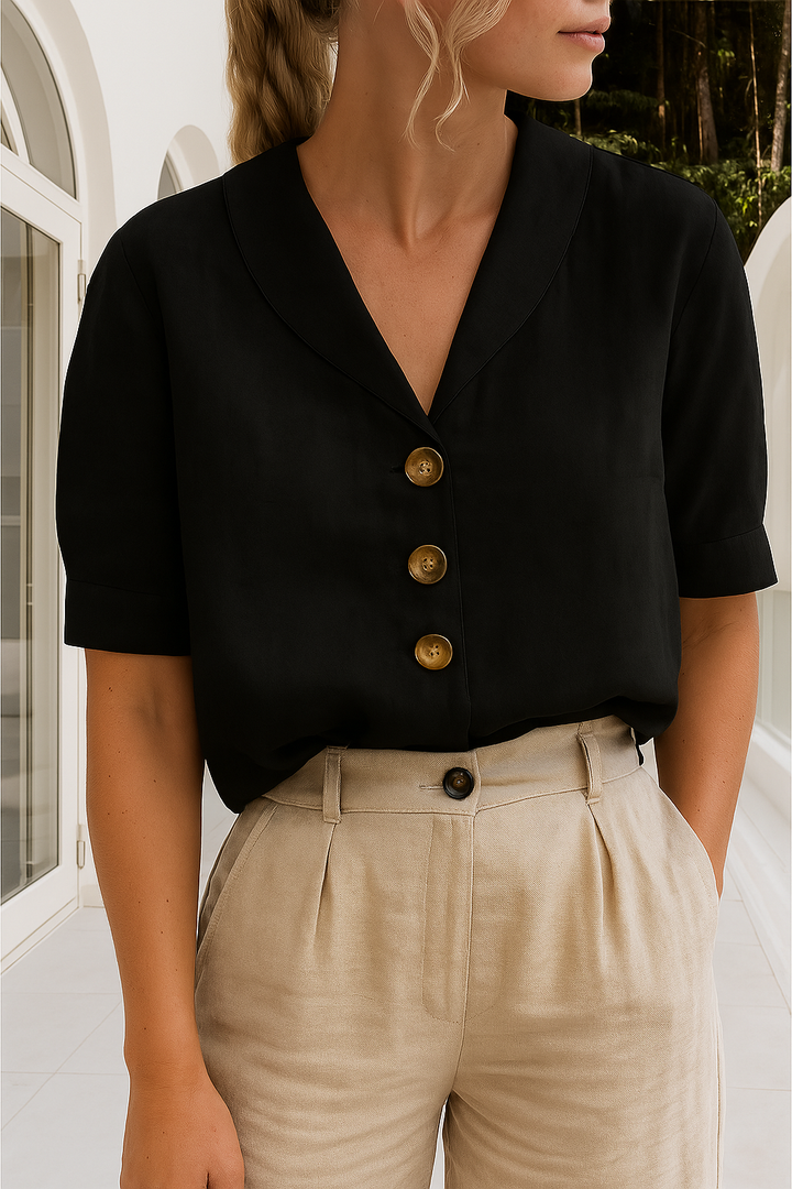Stijlvol vrouwen t-shirt met trendy envelophals en decoratieve knoopjes. Een comfortabele effen kleur top.