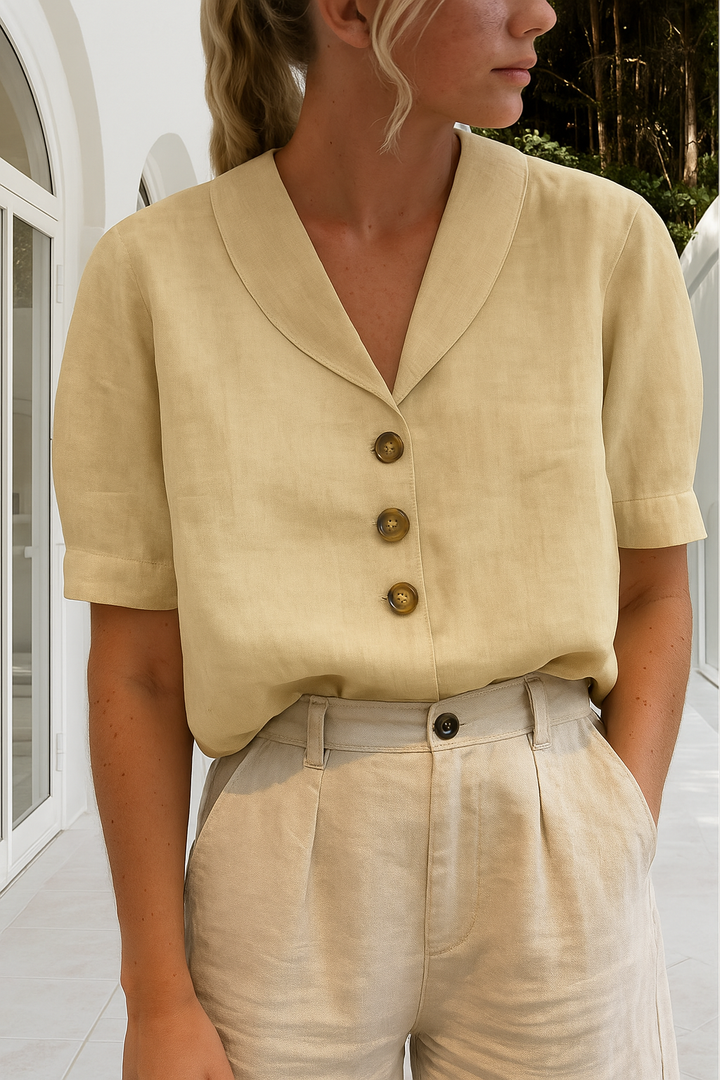 Zacht en comfortabel vrouwen t-shirt, ontworpen met een chique envelophals en subtiele knoopdetails. Elegante keuze.