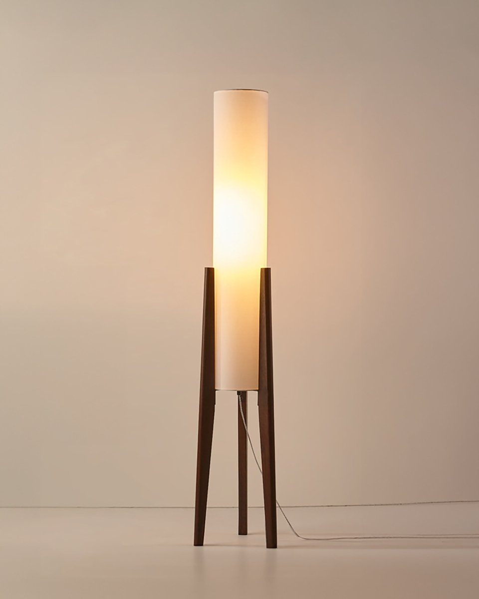 "Walnoot houten vloerlamp met modern design, sfeervolle verlichting en elegante houtnerf, hoogte 150 cm, donkerbruin."