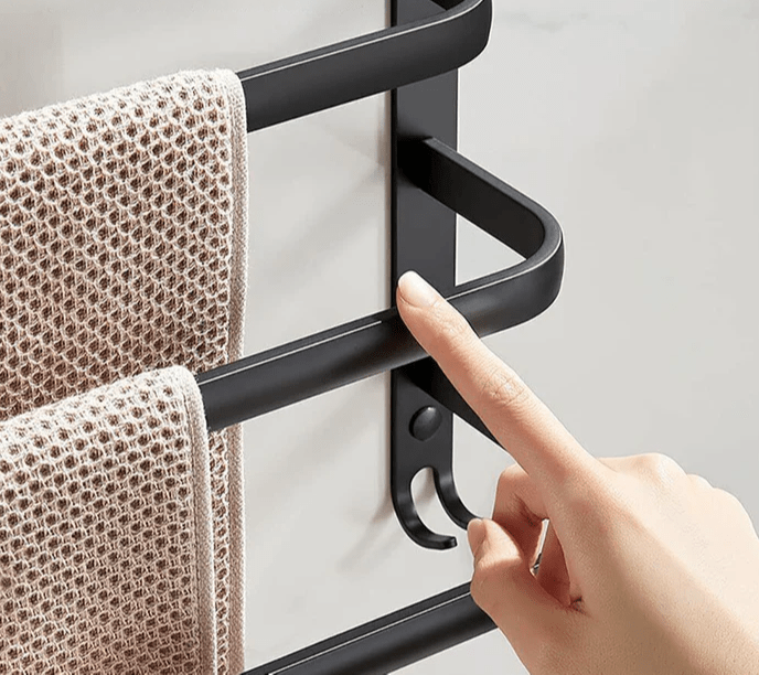 Minimalistisch aluminium handdoekenrek, wandgemonteerd, voegt een modern tintje toe aan elke badkamer.
