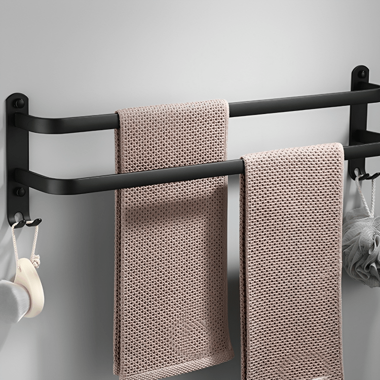 Multifunctioneel wandrek met ruimte voor handdoeken en een handige opbergplank in de badkamer.