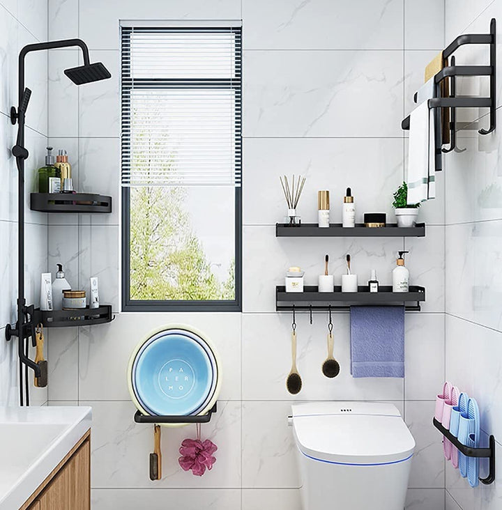 Modern aluminium wandrek met opbergplank voor handdoeken en badkameraccessoires.