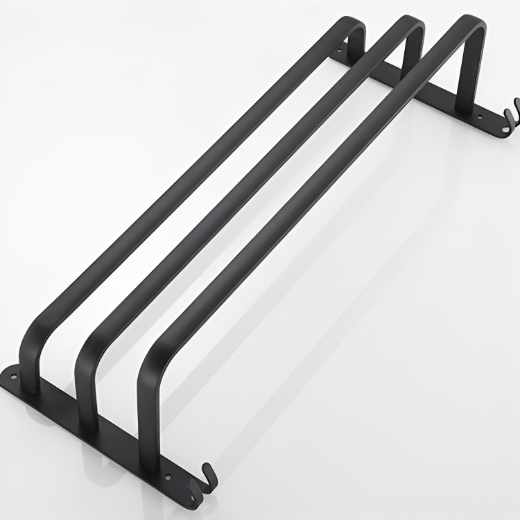 Wandgemonteerd aluminium rek perfect voor handdoeken bij de douche, netjes en toegankelijk.