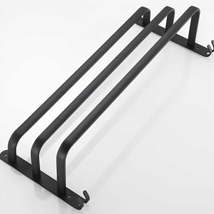 Wandgemonteerd aluminium rek perfect voor handdoeken bij de douche, netjes en toegankelijk.