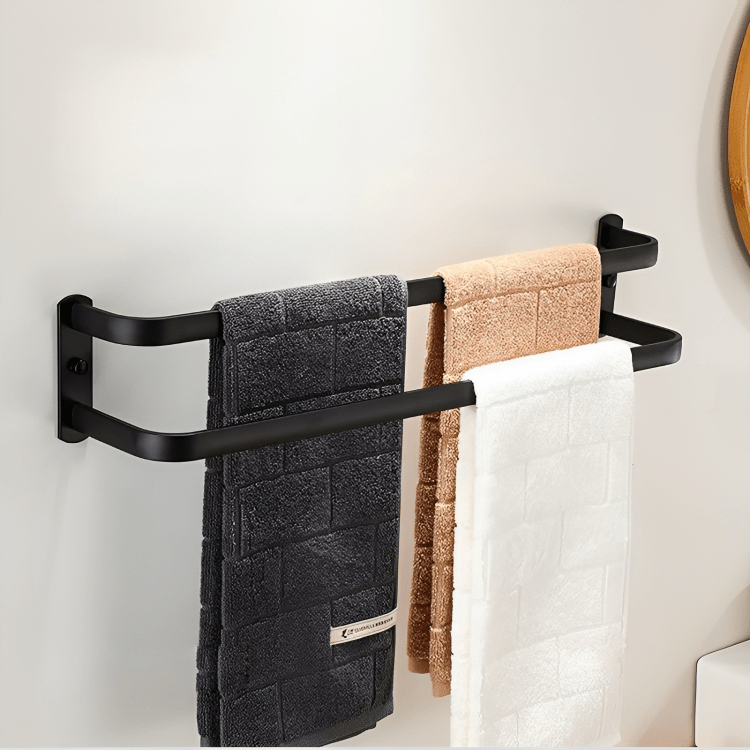 Leeg, strak wandgemonteerd handdoekenrek, klaar voor gebruik in een moderne badkamer.