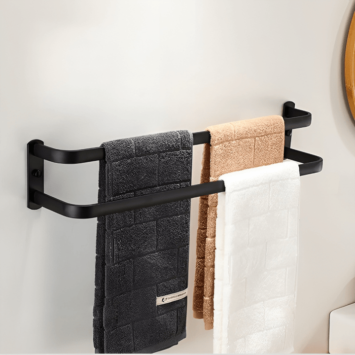 Leeg, strak wandgemonteerd handdoekenrek, klaar voor gebruik in een moderne badkamer.