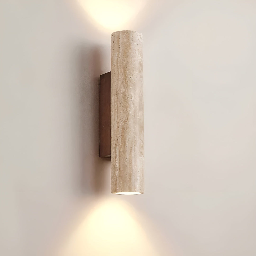 Wandlamp met natuurlijk travertin design, perfect voor sfeervolle ledverlichting in modern interieur.