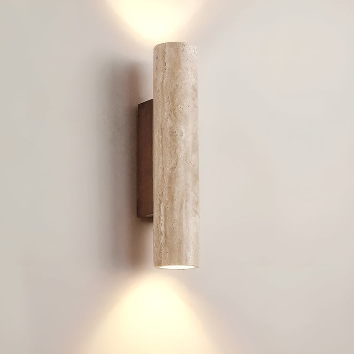 Wandlamp met natuurlijk travertin design, perfect voor sfeervolle ledverlichting in modern interieur.
