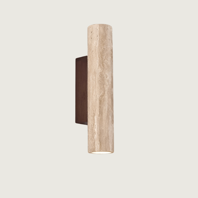 Sfeervolle travertin wandlamp, creëert warm licht, ideaal als designlamp in elk modern interieur.