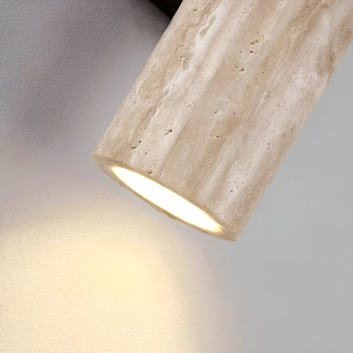 Close-up van travertin wandlamp, toont unieke natuursteen textuur, sfeervolle muurverlichting.