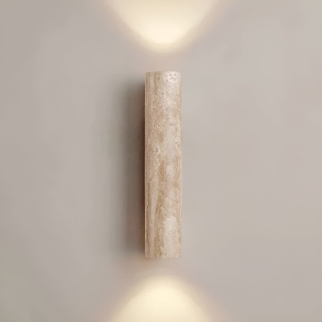 Elegante wandlamp met travertin design, verrijkt interieur met warme ledverlichting en modern sfeerlicht.