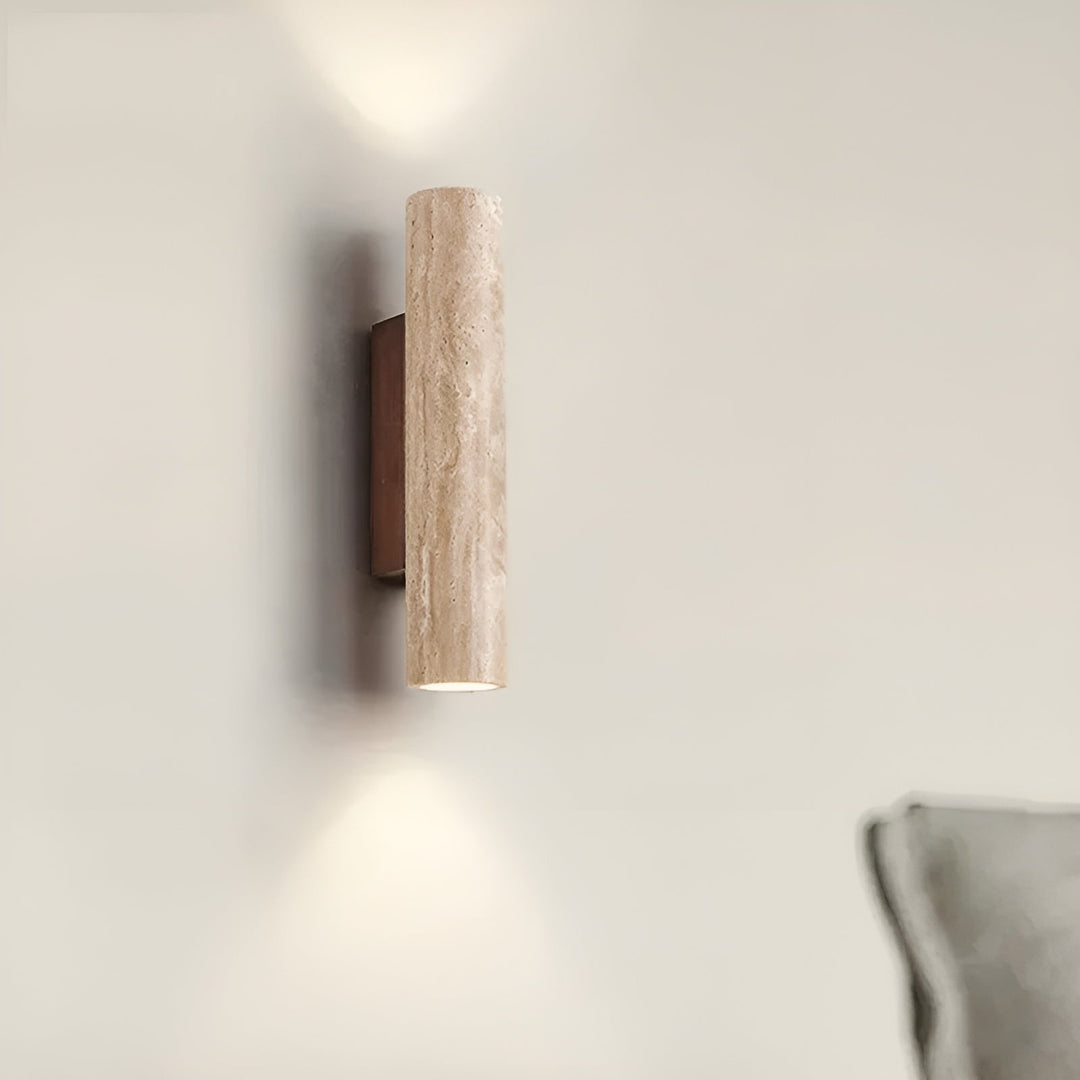 Moderne travertin wandlamp voor sfeervolle verlichting, combineert natuursteen design met energiezuinige ledverlichting.