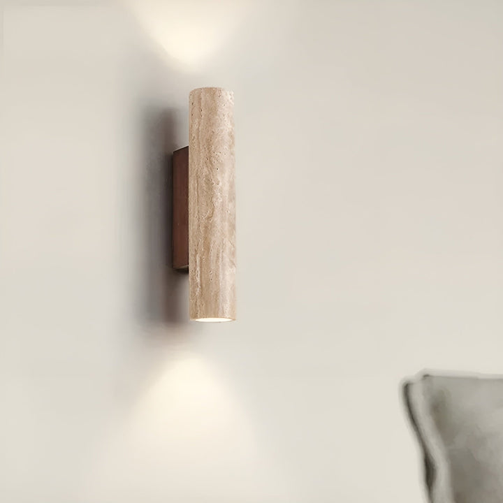 Moderne travertin wandlamp voor sfeervolle verlichting, combineert natuursteen design met energiezuinige ledverlichting.