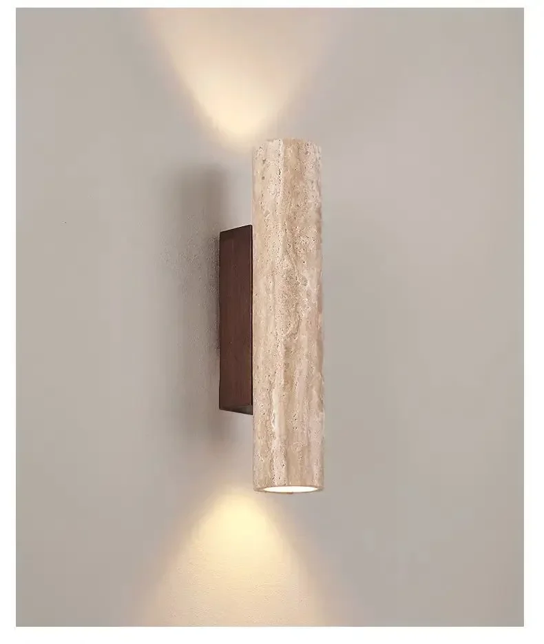 Decoratieve wandlamp met authentiek travertin, biedt warme ledverlichting en natuurlijke sfeer in modern interieur.