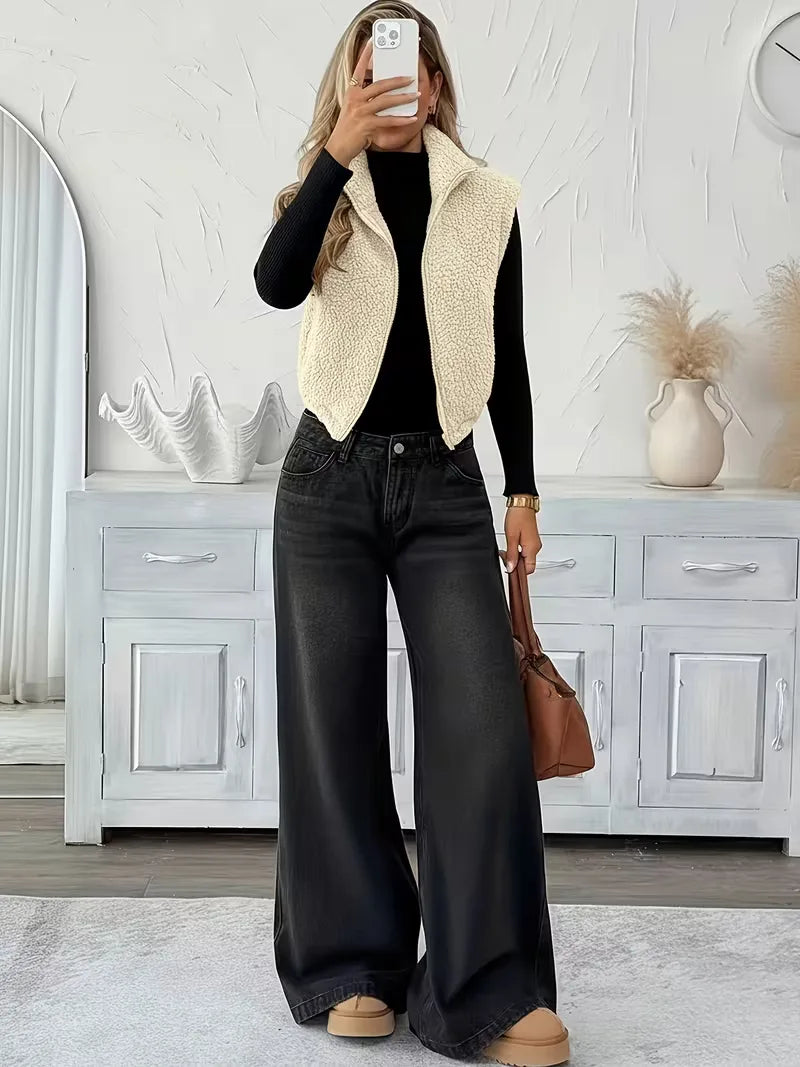 Warm beige dames faux shearling vest met rits, perfect voor herfst en winter.