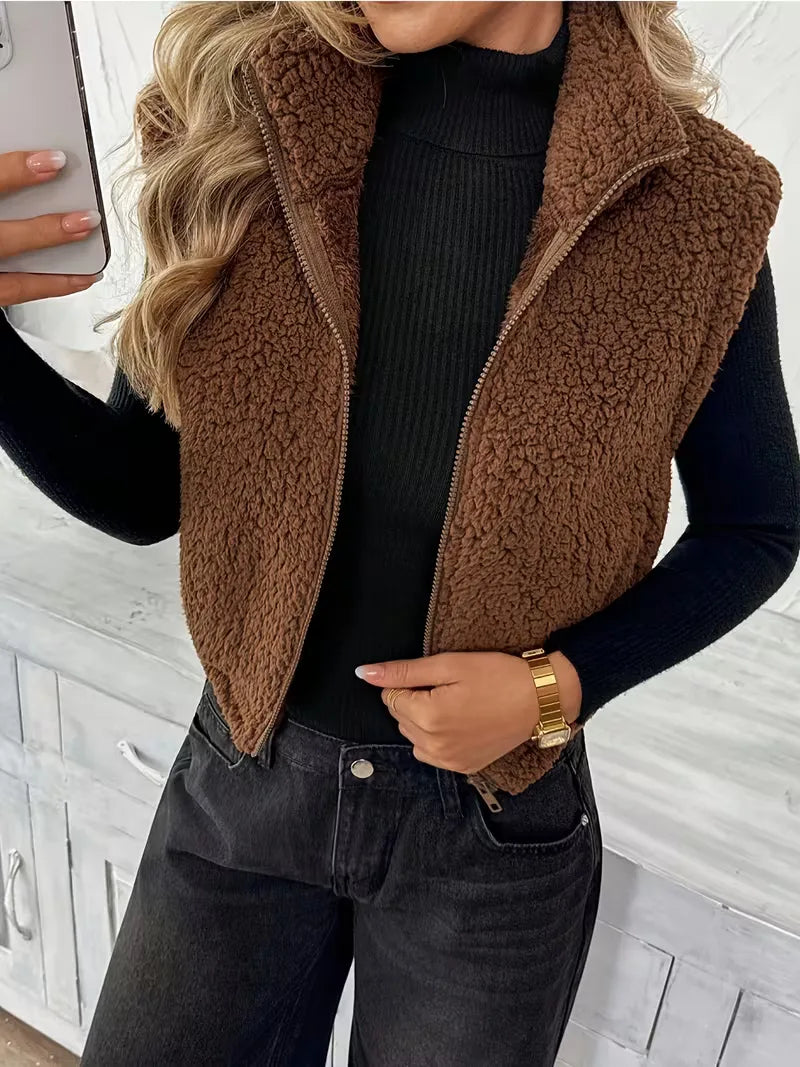 Dames faux shearling vest in het zwart, een tijdloze aanvulling op je garderobe.