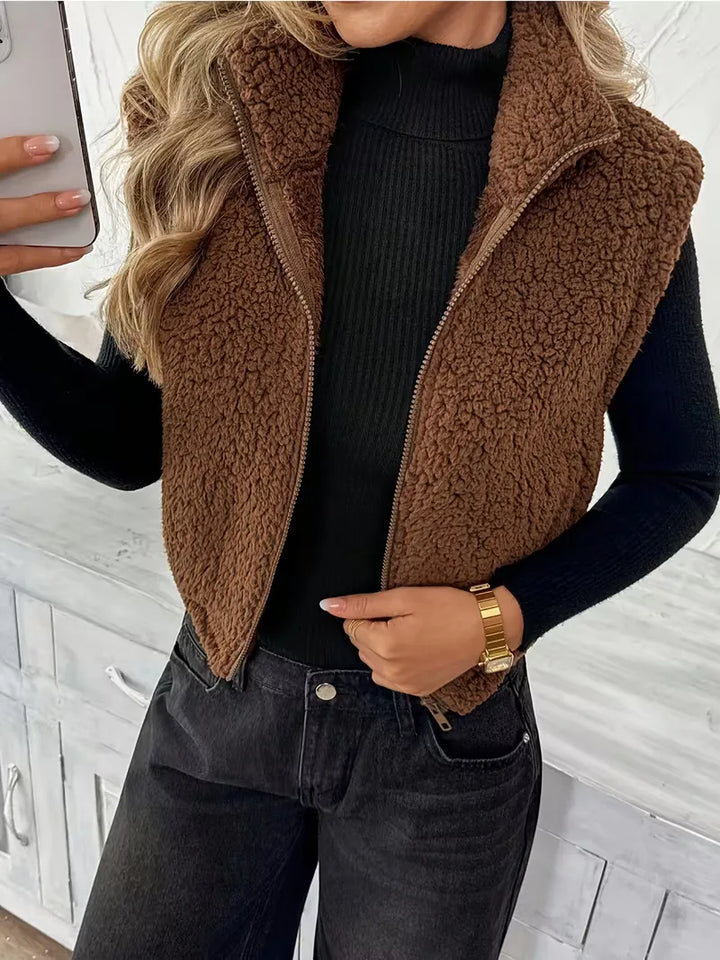 Dames faux shearling vest in het zwart, een tijdloze aanvulling op je garderobe.
