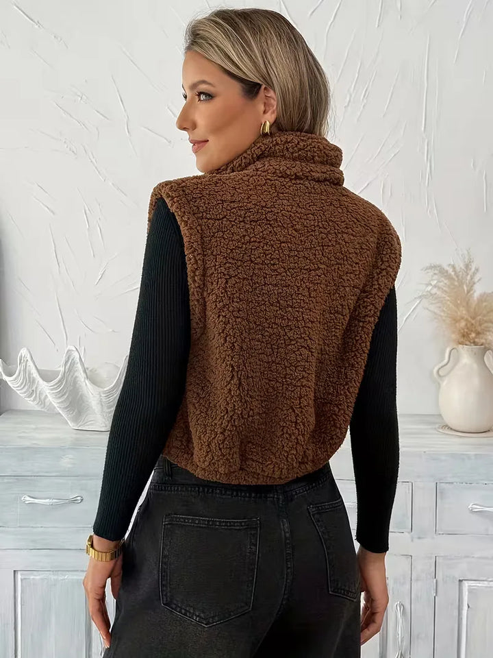 Warm mouwloos dames vest met rits, van faux shearling in modieuze luipaardprint.