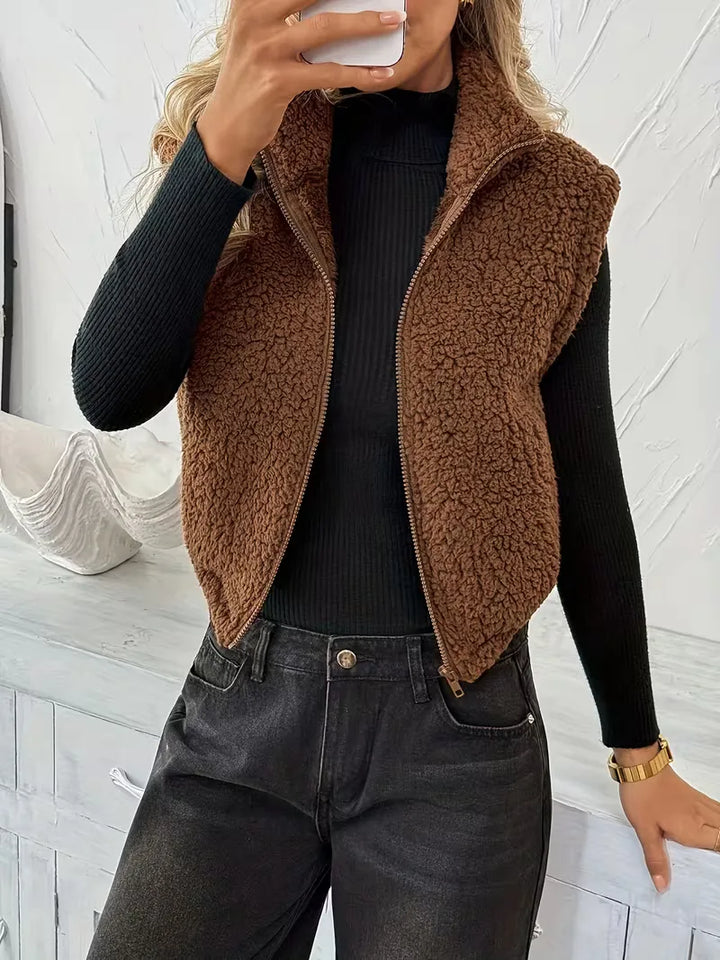 Herfst dames vest: bruin faux shearling met rits, ideaal voor een gelaagde look.