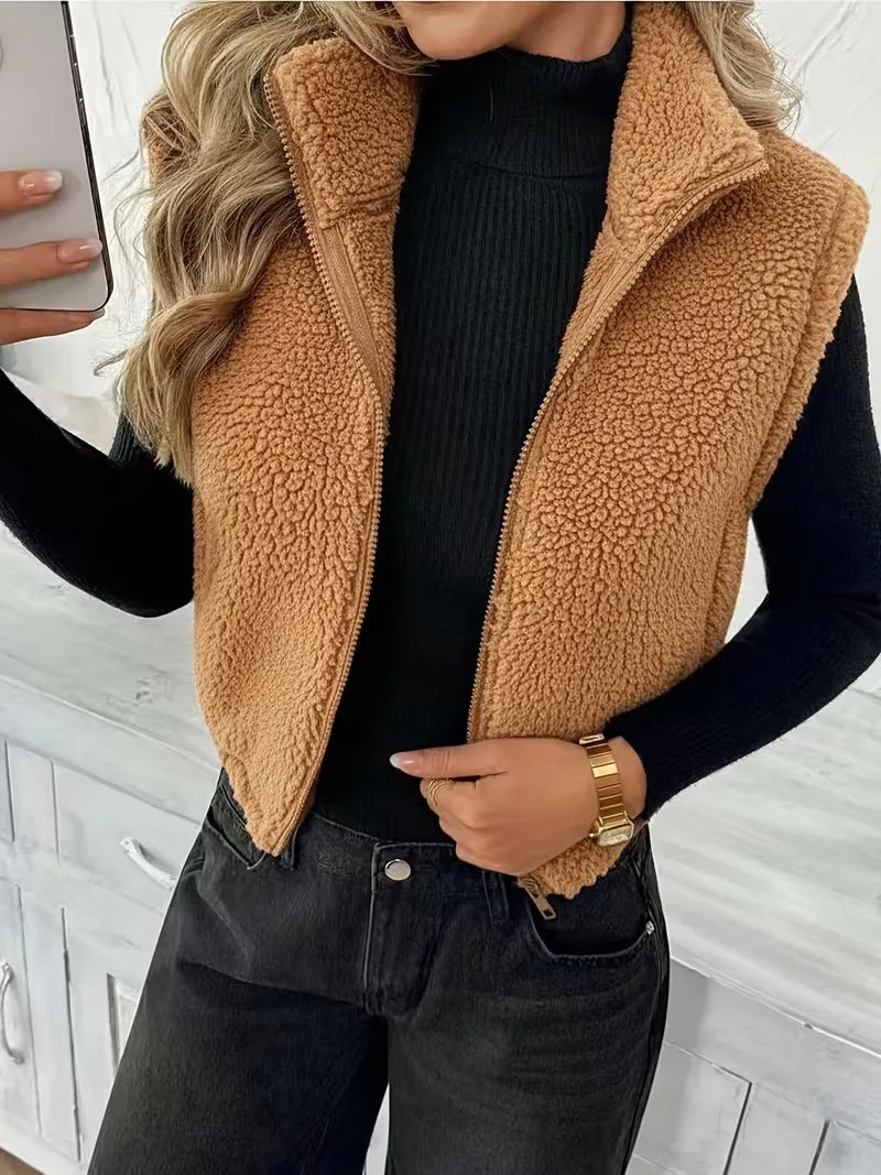 Modern zwart dames vest met rits, gemaakt van luxueuze faux shearling stof.