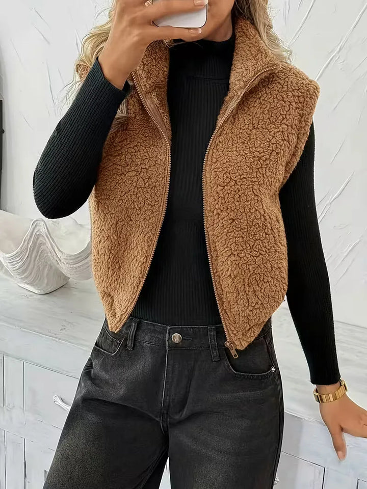 Dames vest met faux shearling voering en rits, perfect voor koel weer, in luipaardprint.