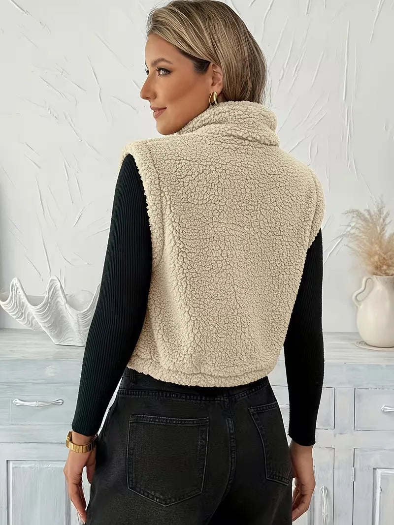 Bruin faux shearling dames vest met rits, warm en trendy voor de koudere dagen.