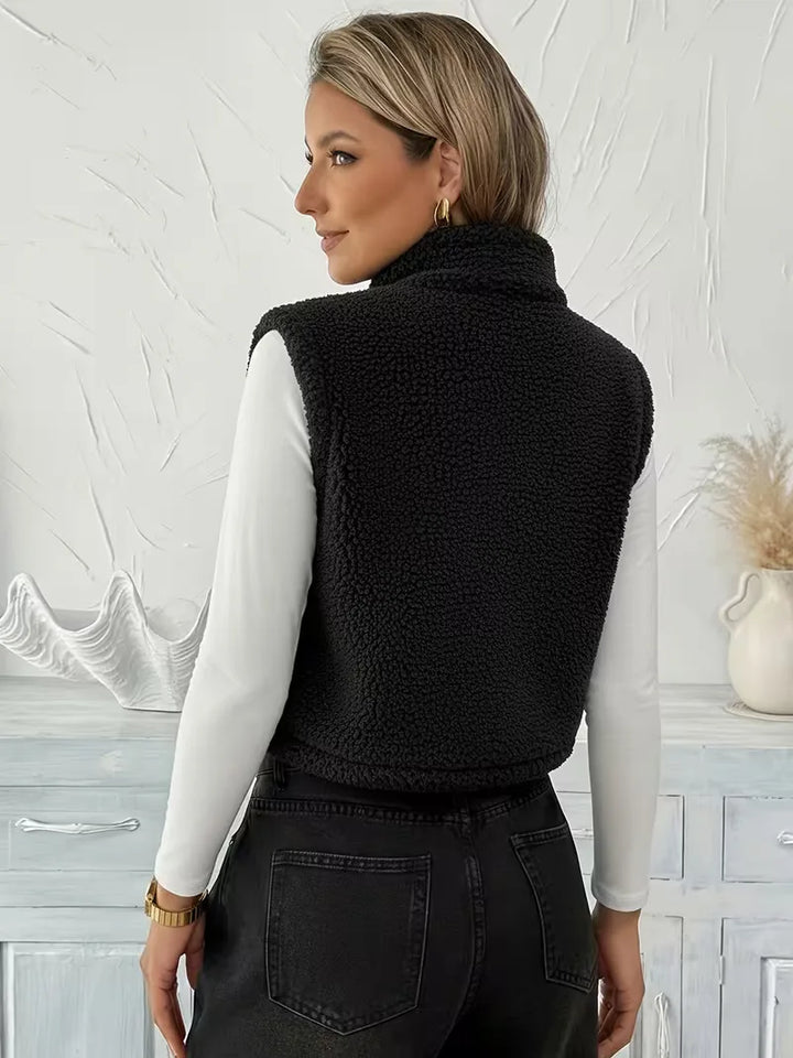 Mouwloos dames vest van zachte faux shearling, verkrijgbaar in diverse kleuren.