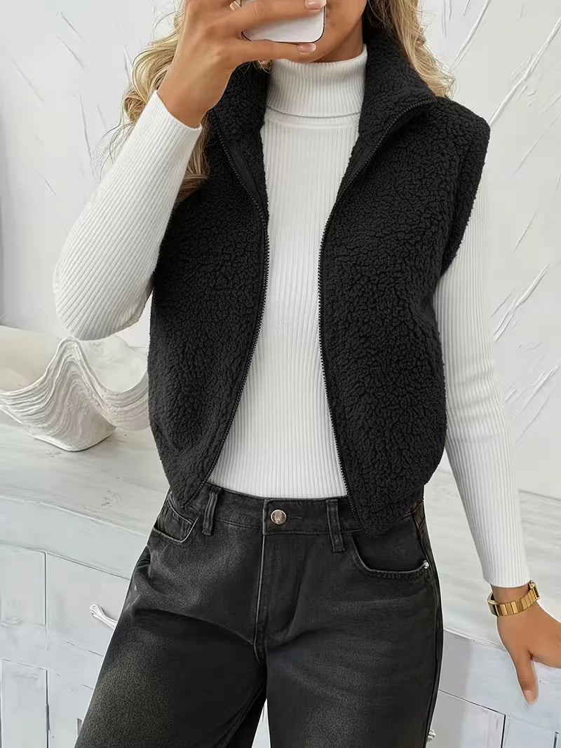 Luxe beige dames vest met rits, gemaakt van hoogwaardige faux shearling stof.