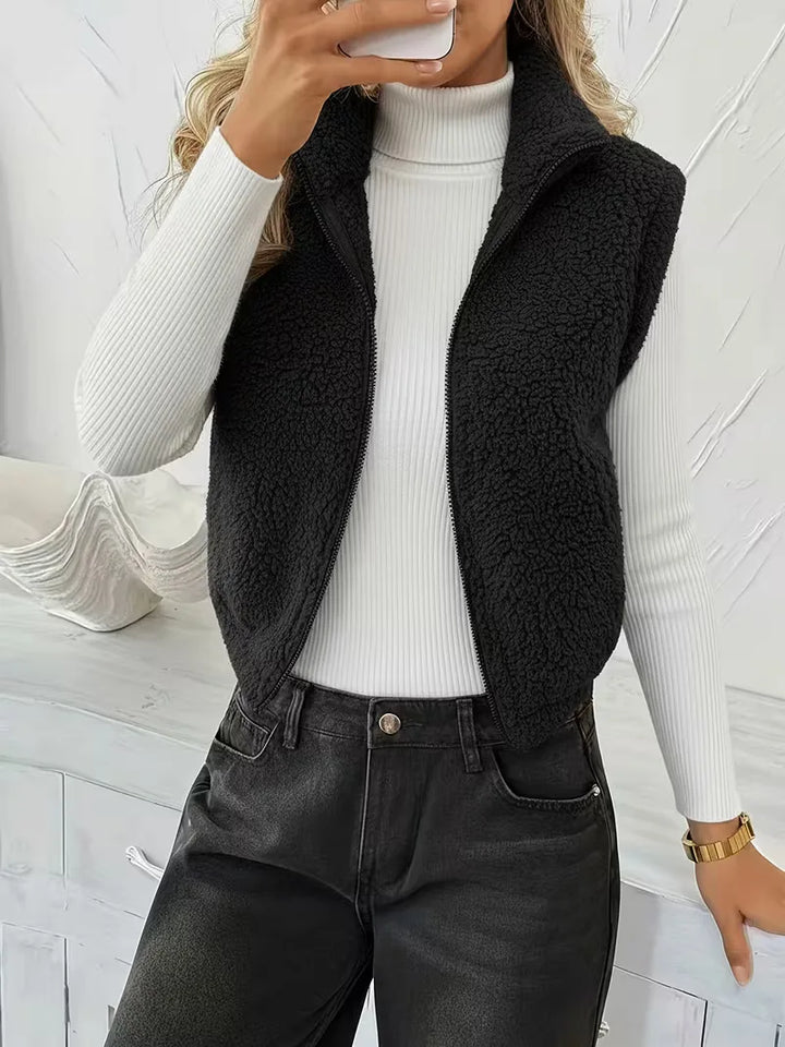 Luxe beige dames vest met rits, gemaakt van hoogwaardige faux shearling stof.