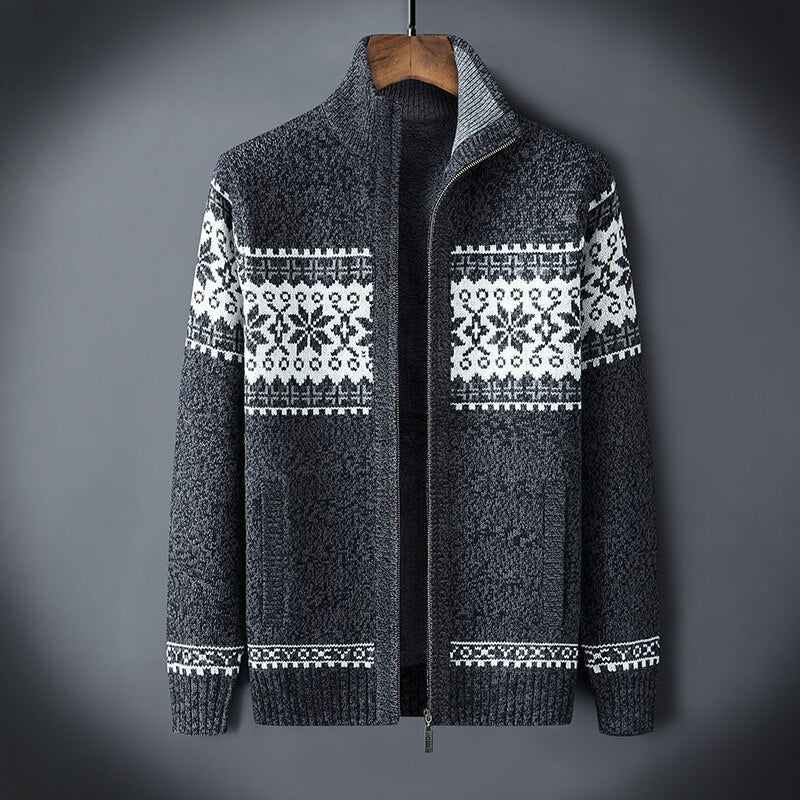 Man draagt comfortabel heren gebreid fleecevest met rits, casual en stijlvolle winterkleding.