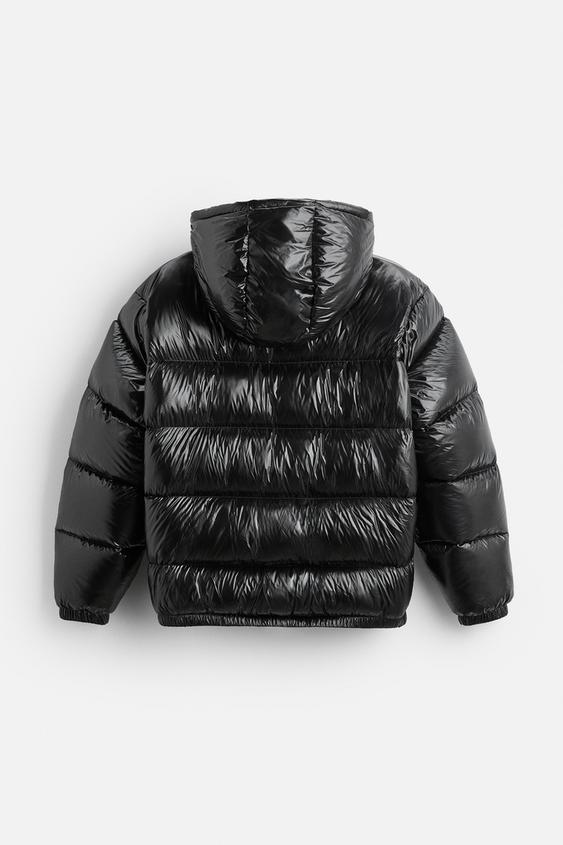 "Warm unisex pufferjack met dons, glanzende stof, hoge kraag en capuchon, ideaal voor winter, met verstelbare zoom."