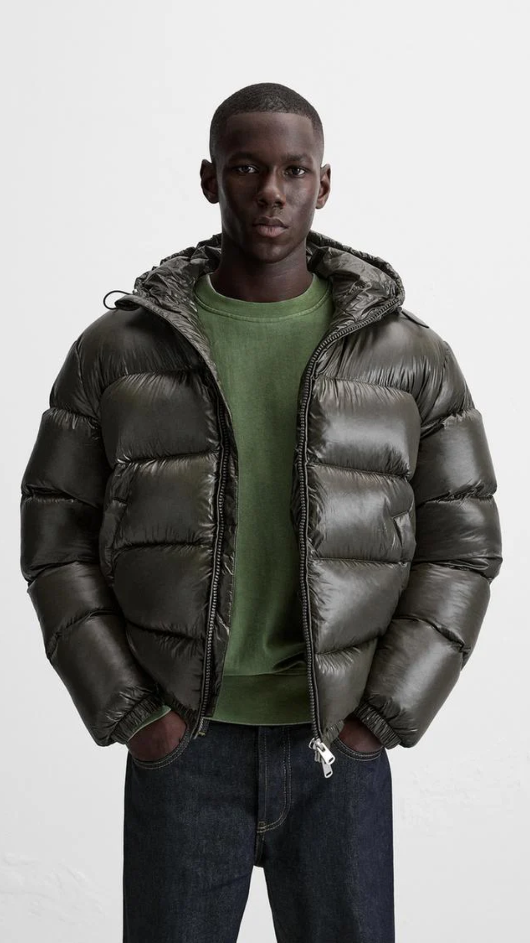 "Warm unisex pufferjack met dons, glanzende stof, hoge kraag en capuchon, ideaal voor winter, met verstelbare zoom."
